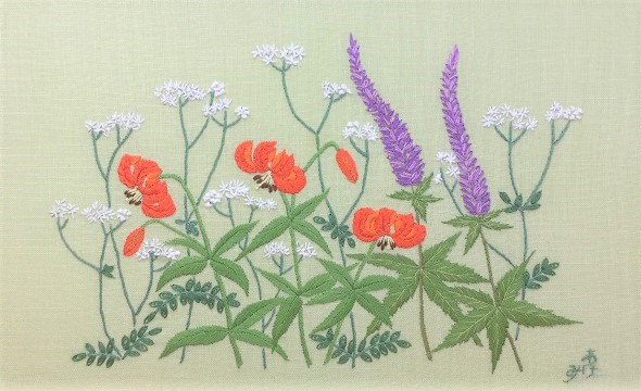 刺繍画　花を持った少女 お行儀良く足を揃えて立ってた | 花の刺繍画 － 植木紅匠 －